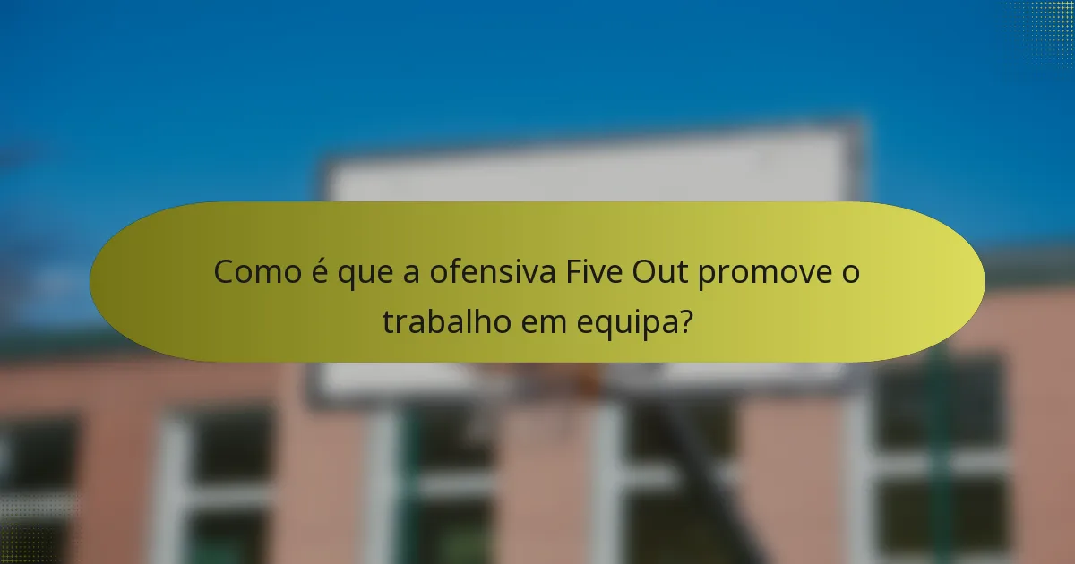 Como é que a ofensiva Five Out promove o trabalho em equipa?