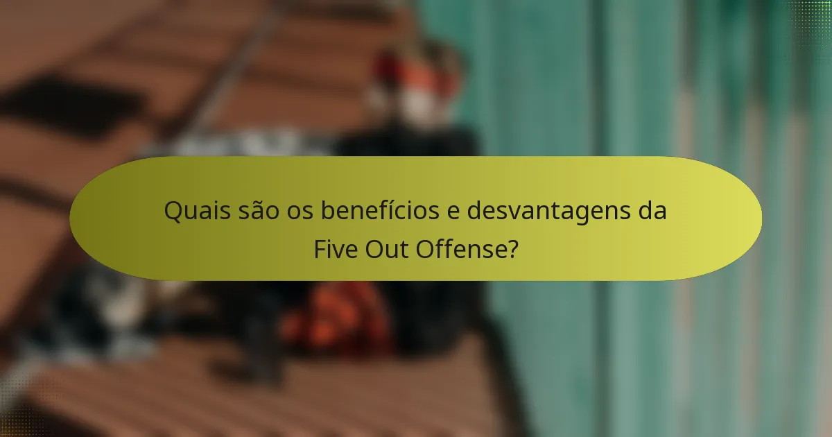 Quais são os benefícios e desvantagens da Five Out Offense?